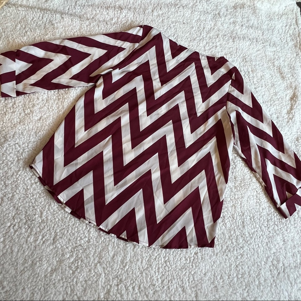 ✨Bundle 10 for $20 🏷 | 💋 Chevron Burgundy Shirt